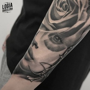 tatuaje_brazo_mascara_mujer_Logia_Barcelona_Pablo_Munilla   